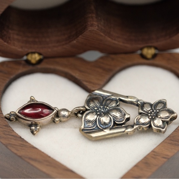 Delicate Vintage Pendant with Garnet Gorgeous Bit of wearable Light 💫 - Picture 16 of 16